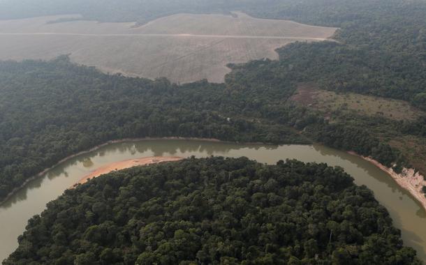 Vista aérea mostra rio e terreno desmatado perto de Porto Velho, Rondônia