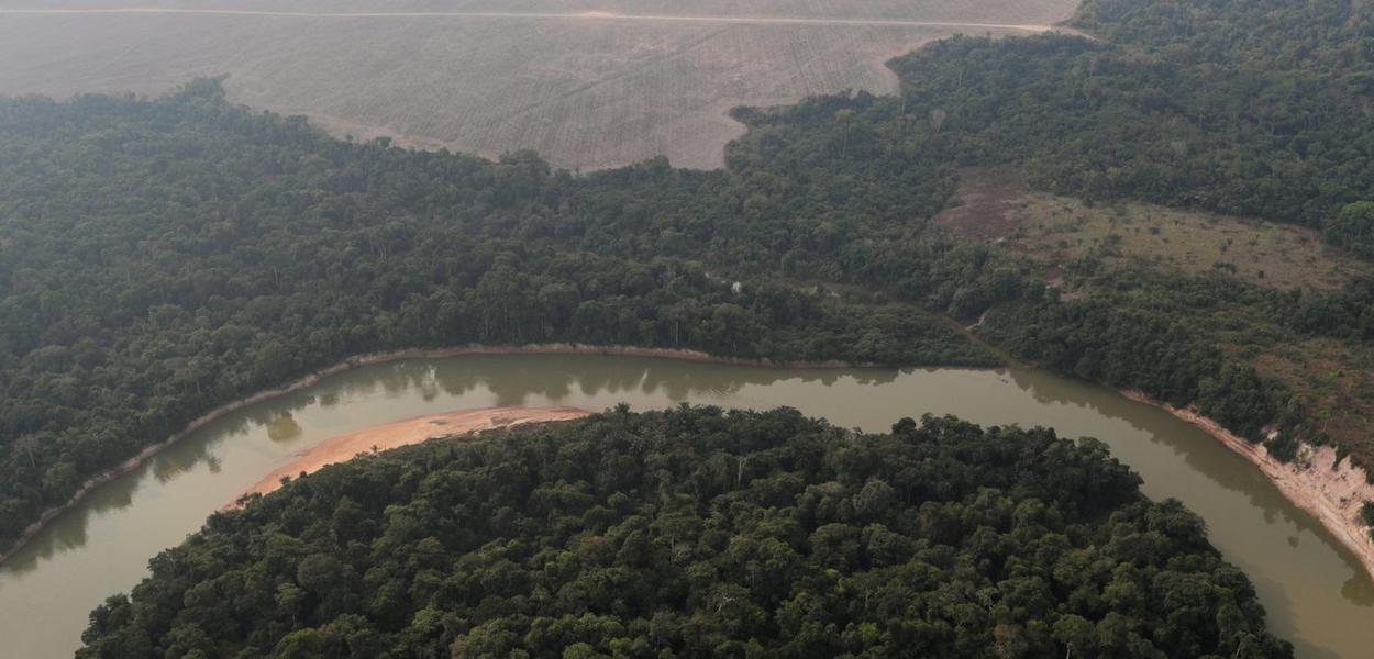 Vista aérea mostra rio e terreno desmatado perto de Porto Velho, Rondônia