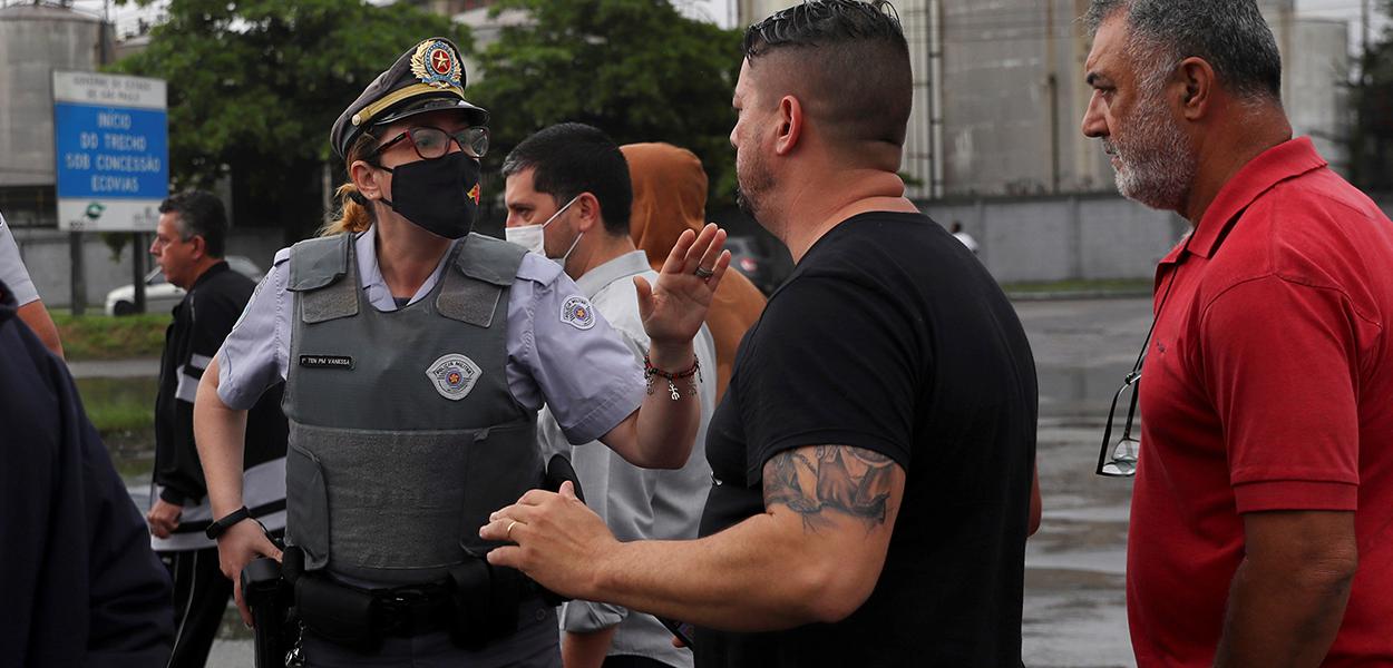 Caminhoneiros conversam com policial durante protesto em Santos