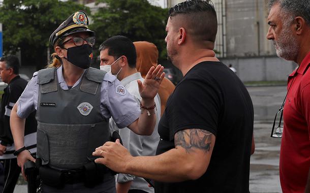 Caminhoneiros conversam com policial durante protesto em Santos