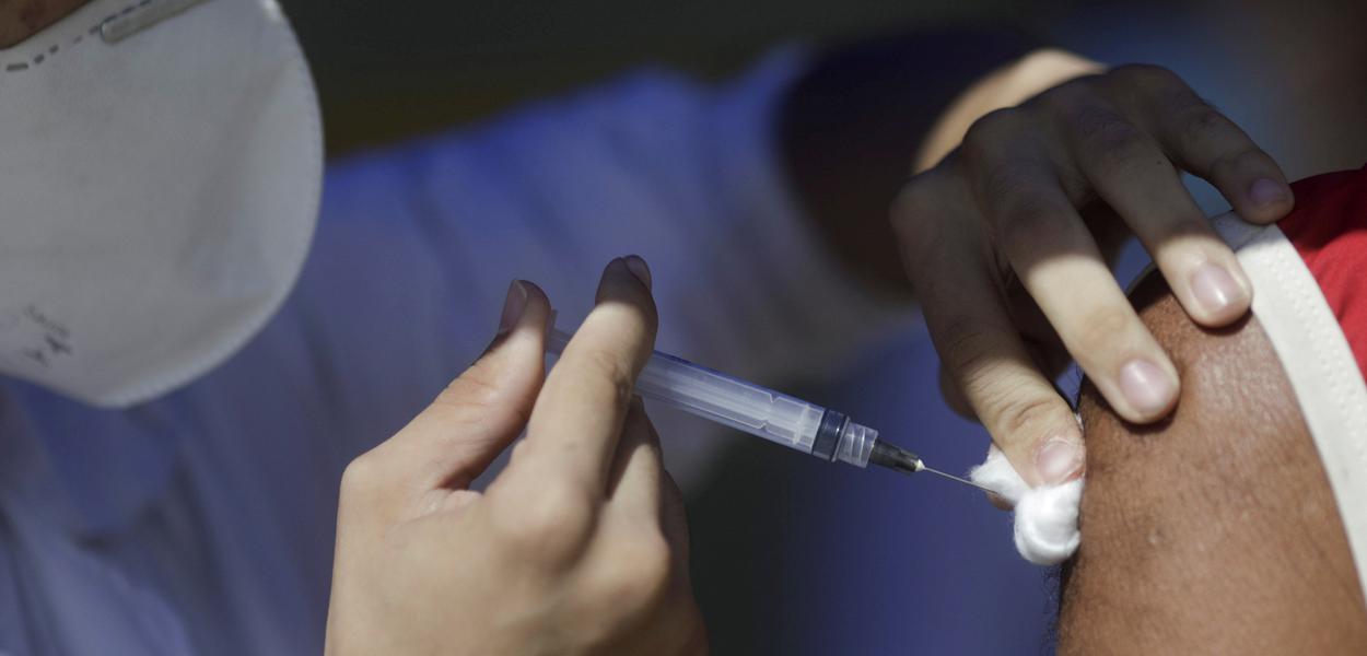 Profissional de saúde aplica vacina da AstraZeneca contra Covid-19 em Duque de Caxias
21/04/2021  REUTERS/Ricardo Moraes