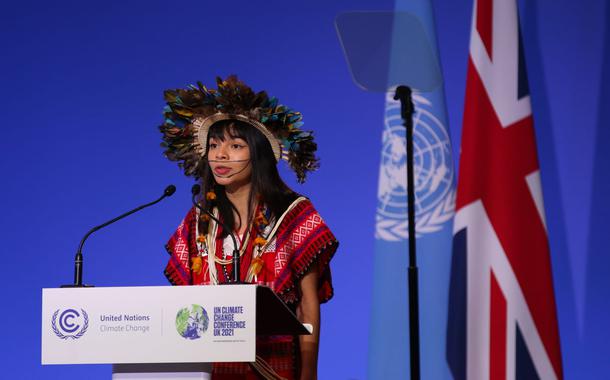 Paiter Bandeira Suruí reivindicou a herança de seus antepassados, a riqueza ecológica da Amazônia e exigiu a proteção para líderes indígenas