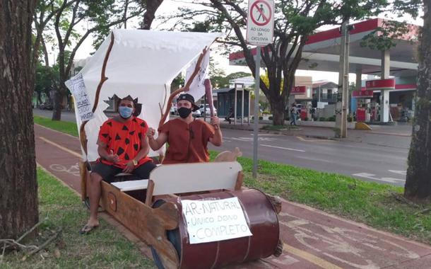 Família faz protesto contra alta da gasolina em carro dos Flintstones no Paraná