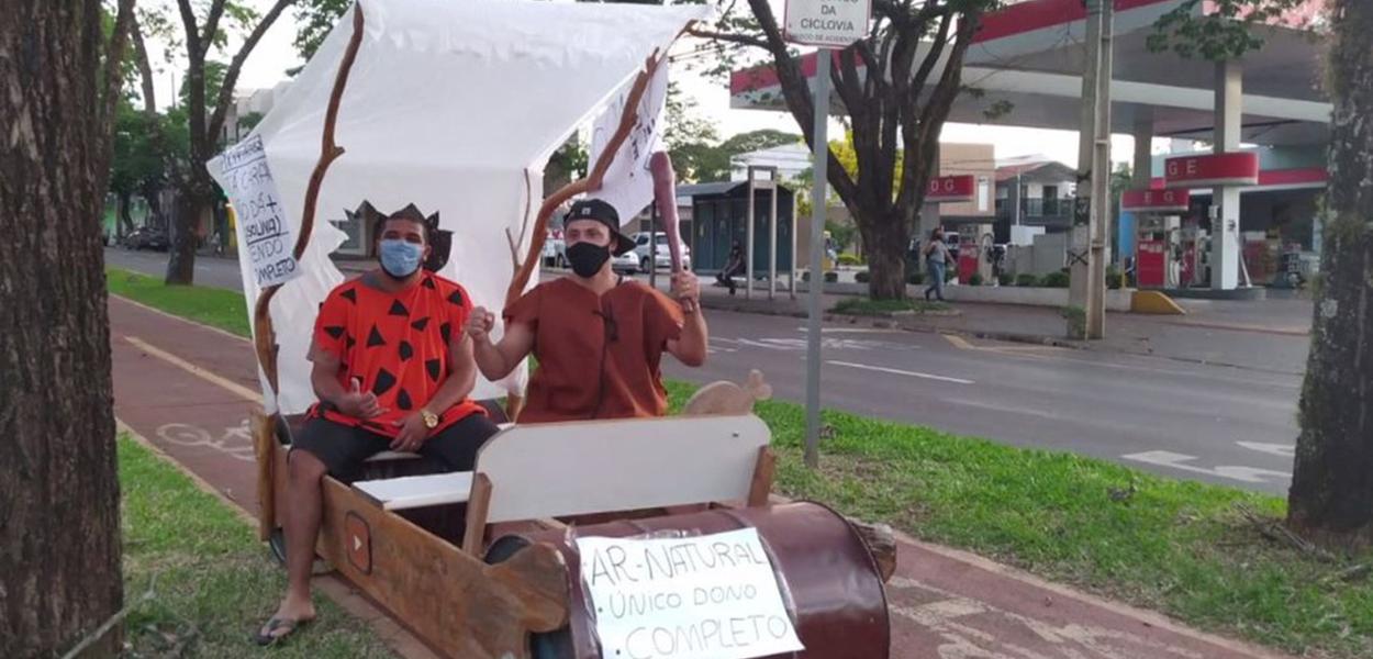 Família faz protesto contra alta da gasolina em carro dos Flintstones no Paraná