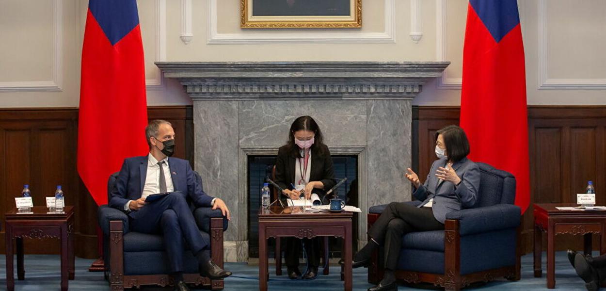Delegação do Parlamento europeu conversa com a presidente de Taiwan