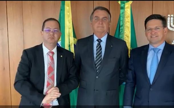 Alex Santana, ao lado de Bolsonaro e do ministro João Roma (Cidadania)