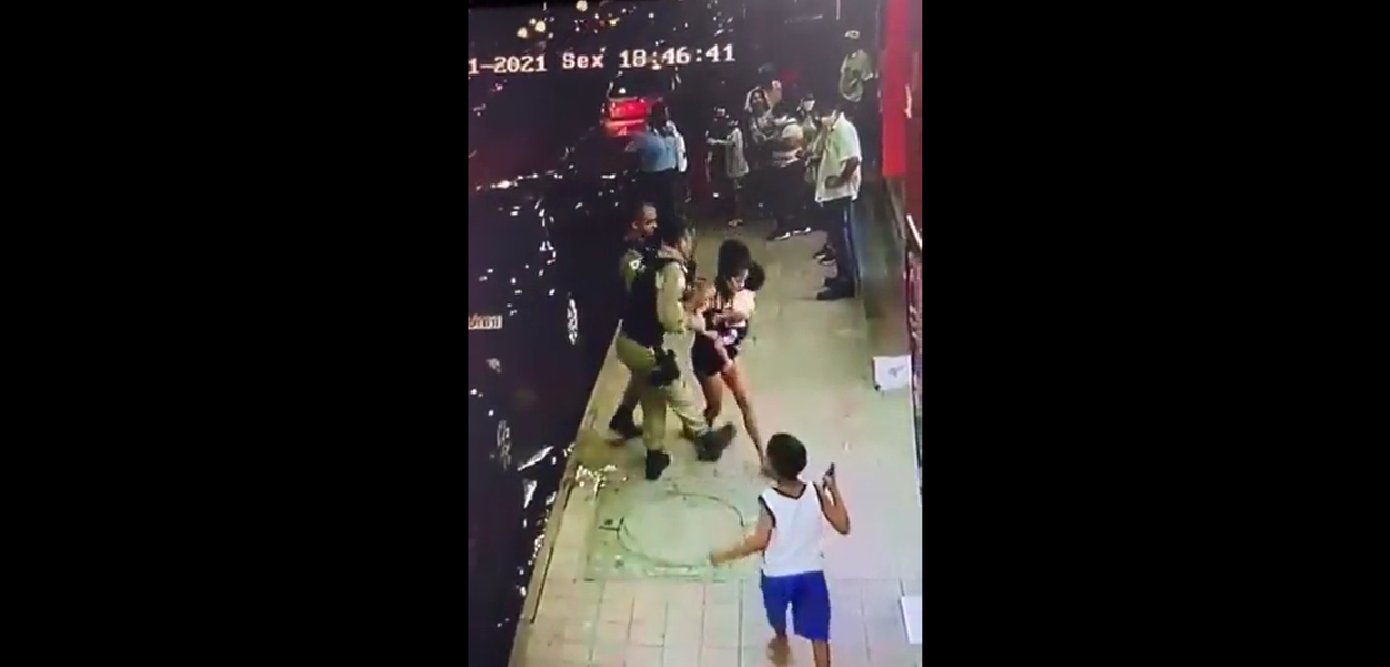 Polícia Militar agride mulher com crianças em Itabira (MG)