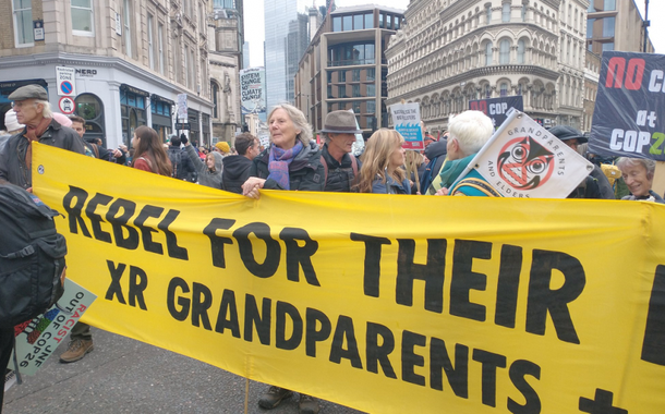 Manifestantes em Glasgow, Escócia, durante a COP26