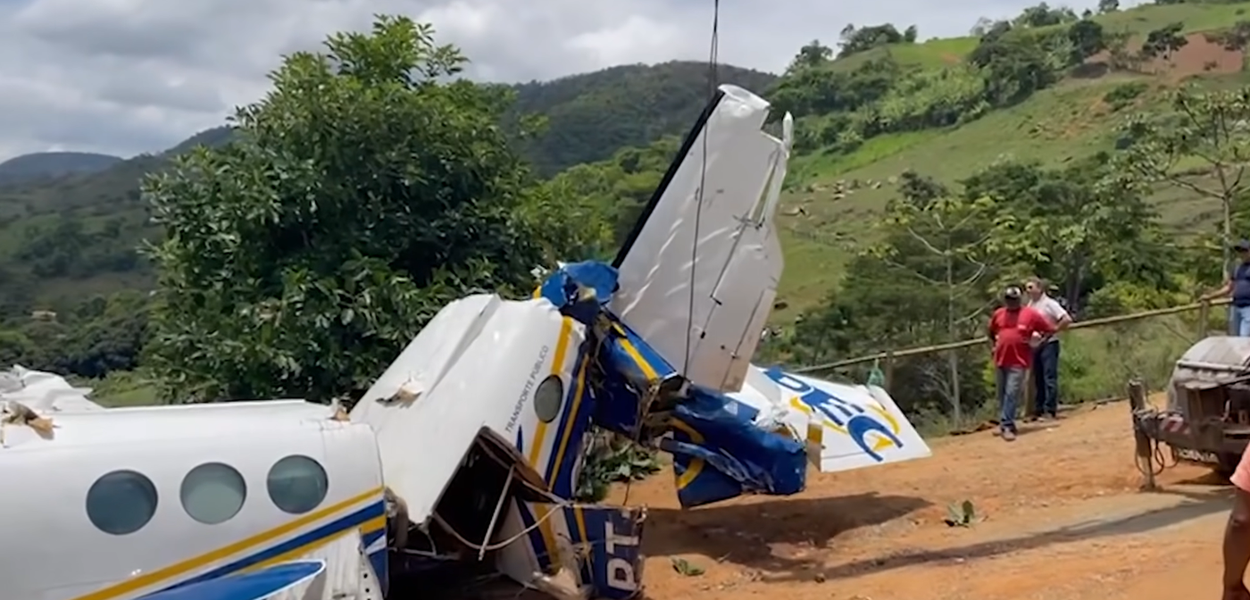 Aeronave que levava Marília Mendonça é retirada de cachoeira em Minas Gerais