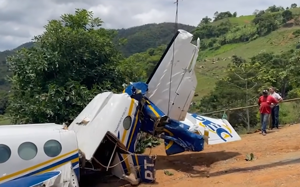 Aeronave que levava Marília Mendonça é retirada de cachoeira em Minas Gerais