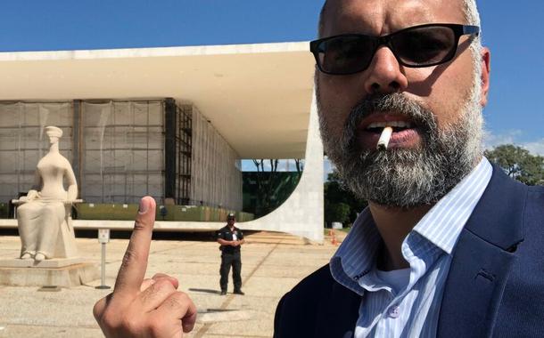 Blogueiro Allan dos Santos mostra "dedo do meio" para o STF