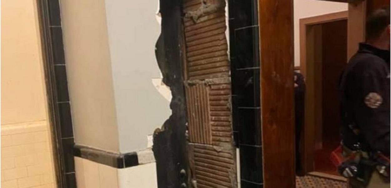 Homem nu é resgatado de dentro de parede de teatro nos EUA