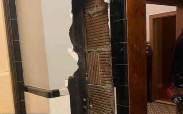 Homem nu é resgatado de dentro de parede de teatro nos EUA