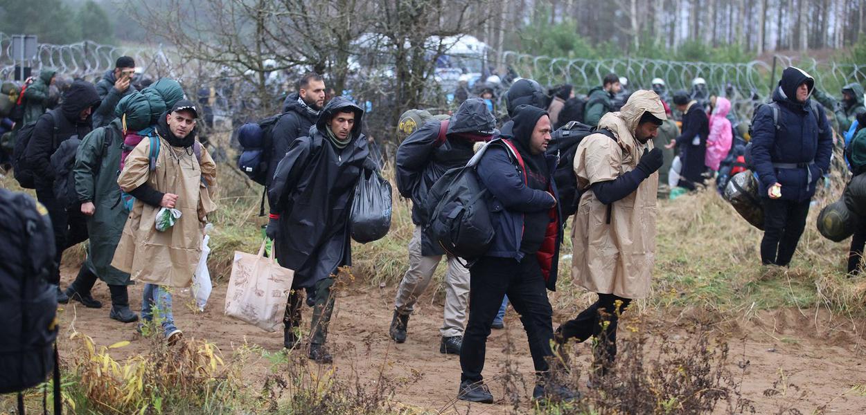 Imigrantes na fronteira de Belarus com a Polônia
08/11/2021 Leonid Scheglov/BelTA/Divulgação via REUTERS