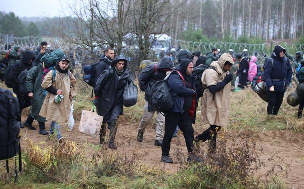 Imigrantes na fronteira de Belarus com a Polônia
08/11/2021 Leonid Scheglov/BelTA/Divulgação via REUTERS