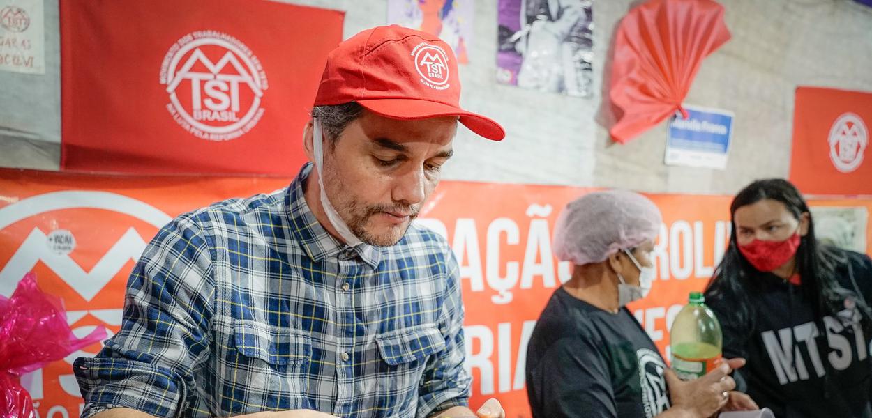 Wagner Moura come acarajé em ocupação do MTST