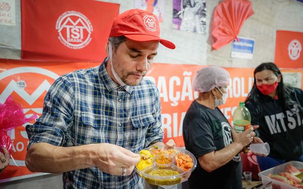 Wagner Moura come acarajé em ocupação do MTST