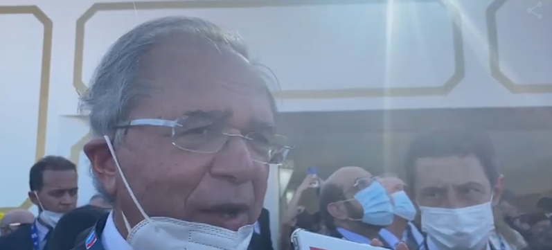 Paulo Guedes fala a jornalistas em Dubai