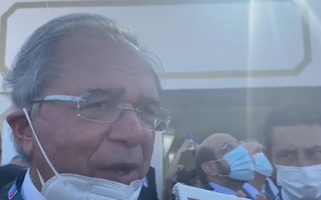 Paulo Guedes fala a jornalistas em Dubai