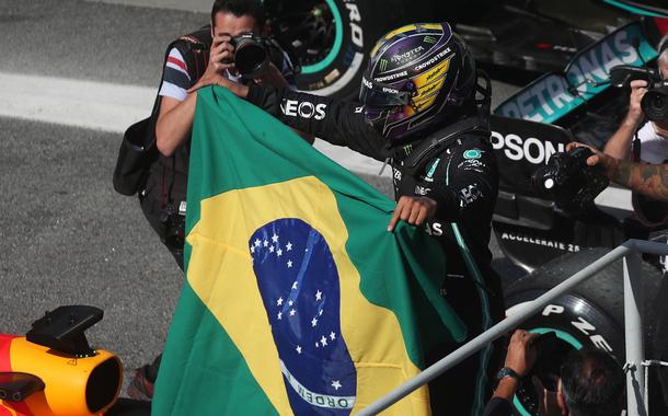 Lewis Hamilton comemora a vitória no GP do Brasil em novembro de 2021