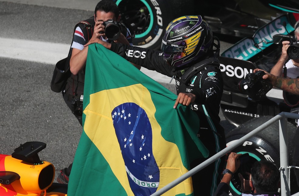 Lewis Hamilton comemora a vitória no GP do Brasil em novembro de 2021