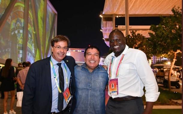 Ex-senador Magno Malta (no meio) em viagem da comitiva presidencial em Dubai