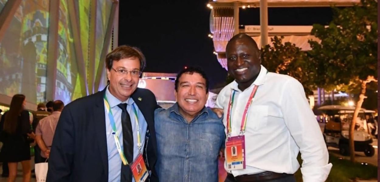Ex-senador Magno Malta (no meio) em viagem da comitiva presidencial em Dubai