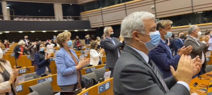 Eurodeputados aplaudem Lula de pé no Parlamento Europeu
