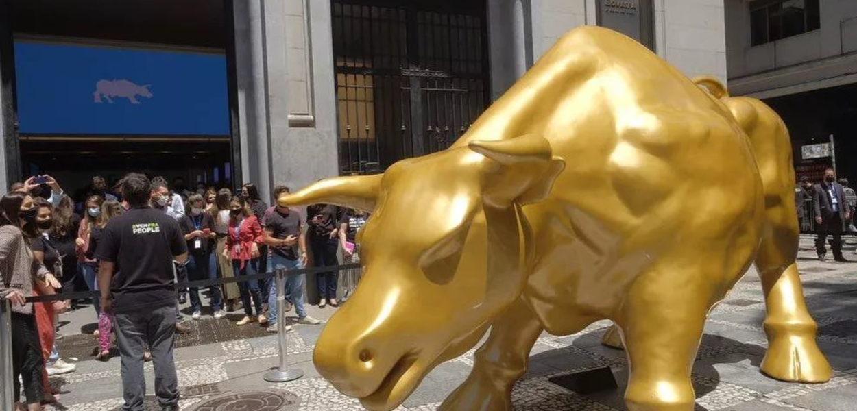 Touro dourado instalado em frente à sede da B3, em São Paulo