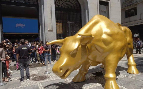 Touro dourado instalado em frente à sede da B3, em São Paulo