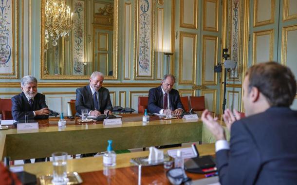 Lula é recebido pelo presidente da França, Emmanuel Macron
