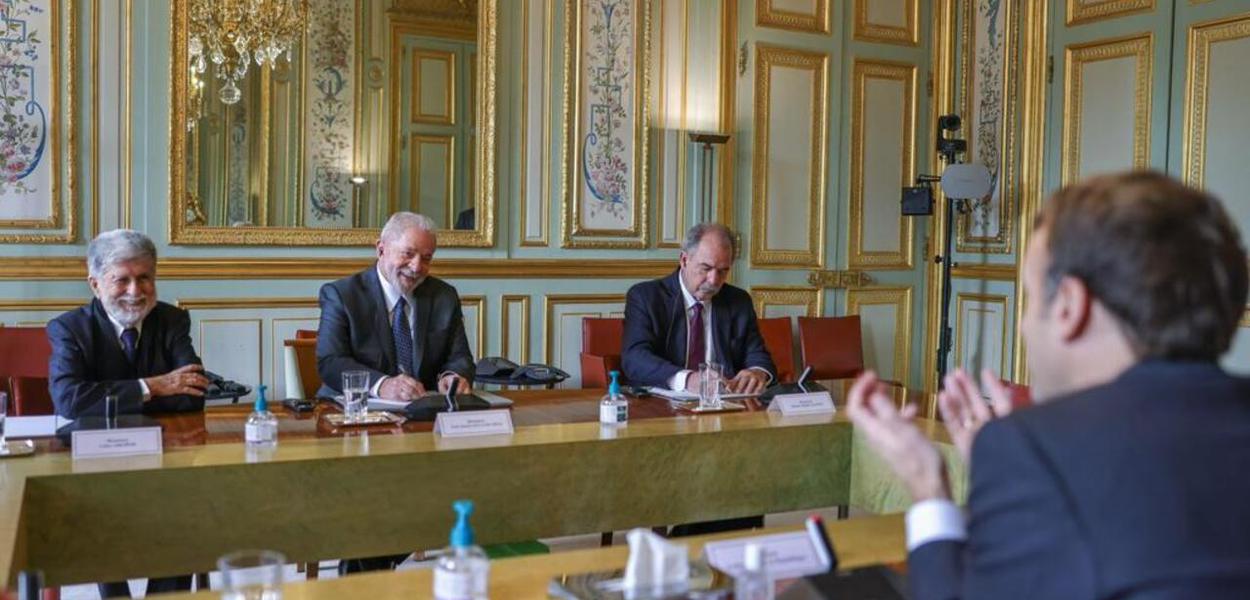 Lula é recebido pelo presidente da França, Emmanuel Macron