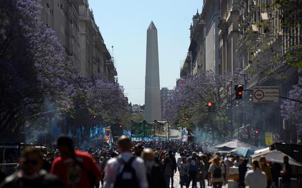 Milhares de argentinos saem às ruas em apoio a Fernández após derrota eleitoral do peronismo
17/11/2021
REUTERS/Mariana Nedelcu