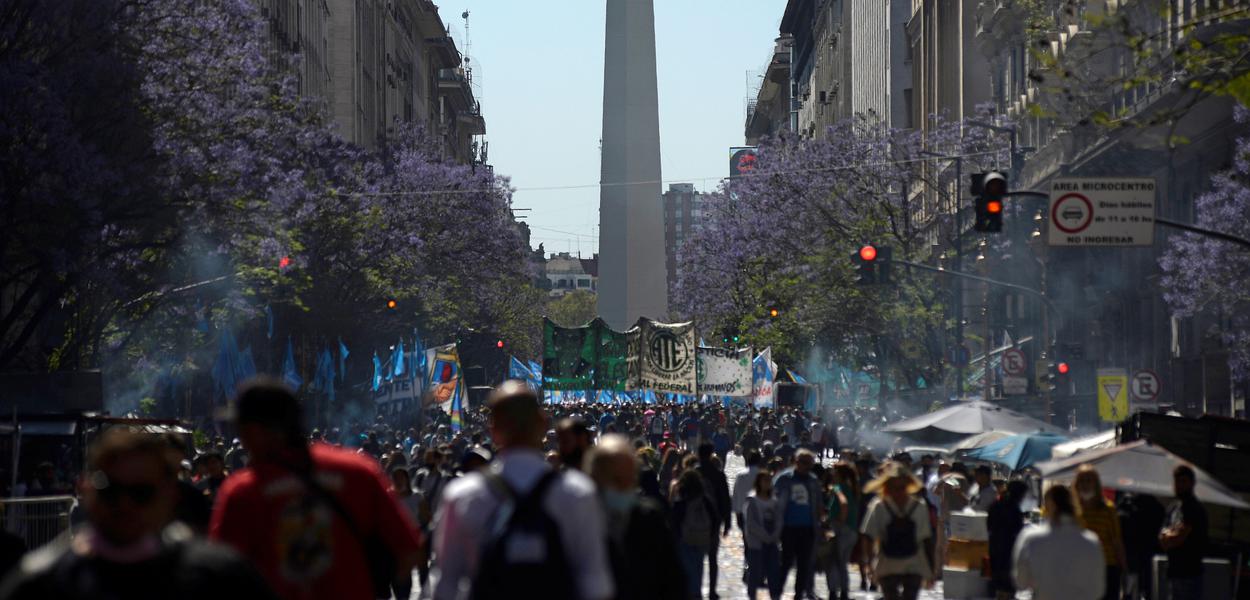 Milhares de argentinos saem às ruas em apoio a Fernández após derrota eleitoral do peronismo
17/11/2021
REUTERS/Mariana Nedelcu