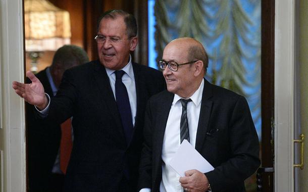 Os chanceleres da Rússia, Lavrov, e da França, Le Drian