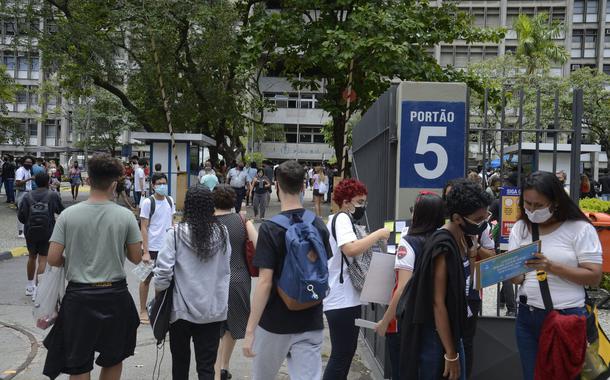 Estudantes chegam para o primeiro dia de prova do Enem 2021