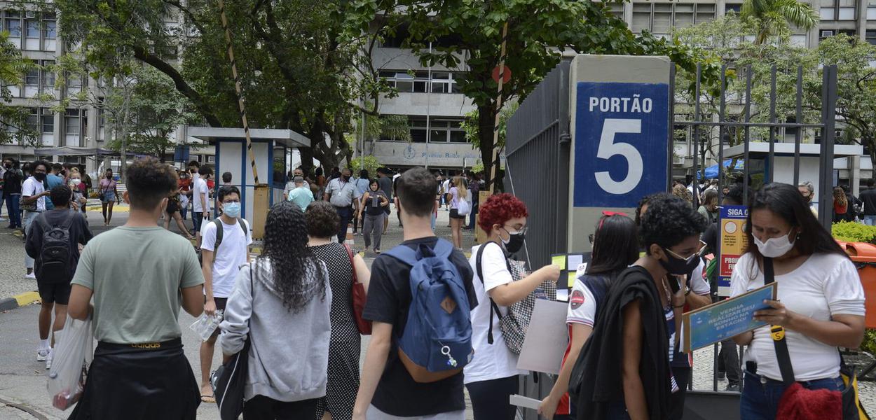 Estudantes chegam para o primeiro dia de prova do Enem 2021