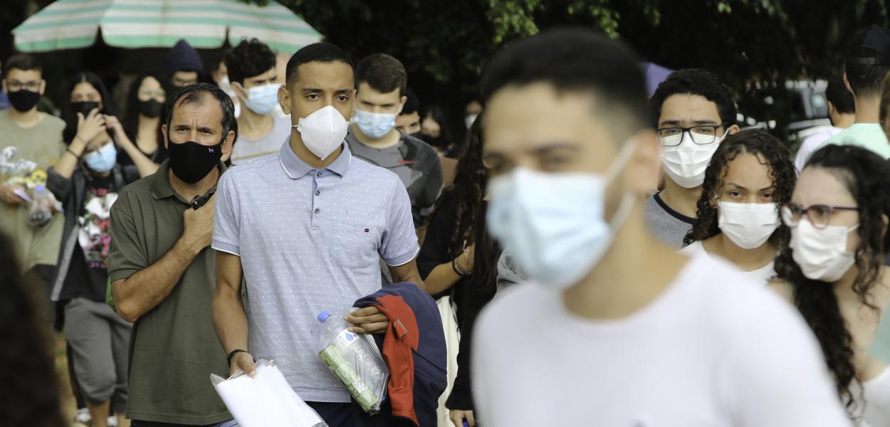 Candidatos chegam para o primeiro dia de provas do ENEM 2021