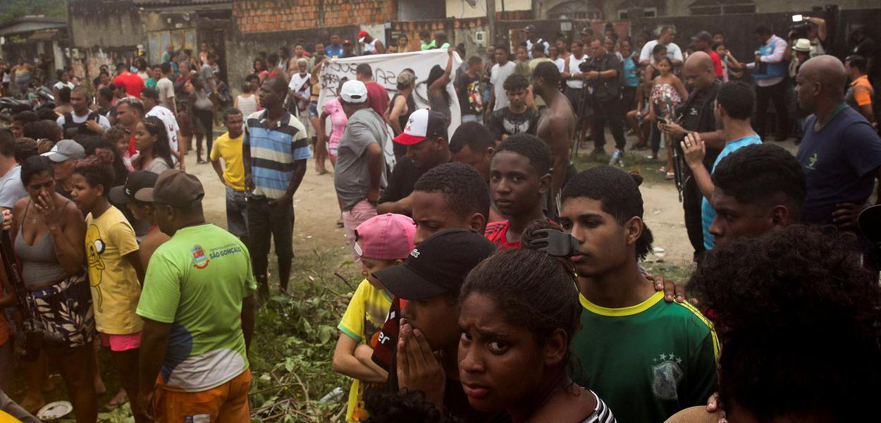 Moradores observam bombeiros retirarem corpos encontrados em manguezal de São Gonçalo após operação policial 22/11/2021