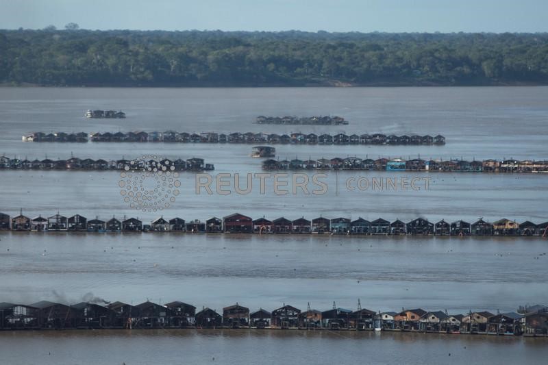 Centenas de balsas de garimpo no rio Madeira em Autazes, no Amazonas
