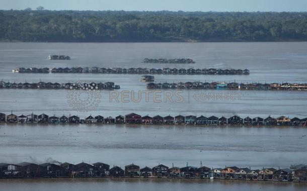 Centenas de balsas de garimpo no rio Madeira em Autazes, no Amazonas