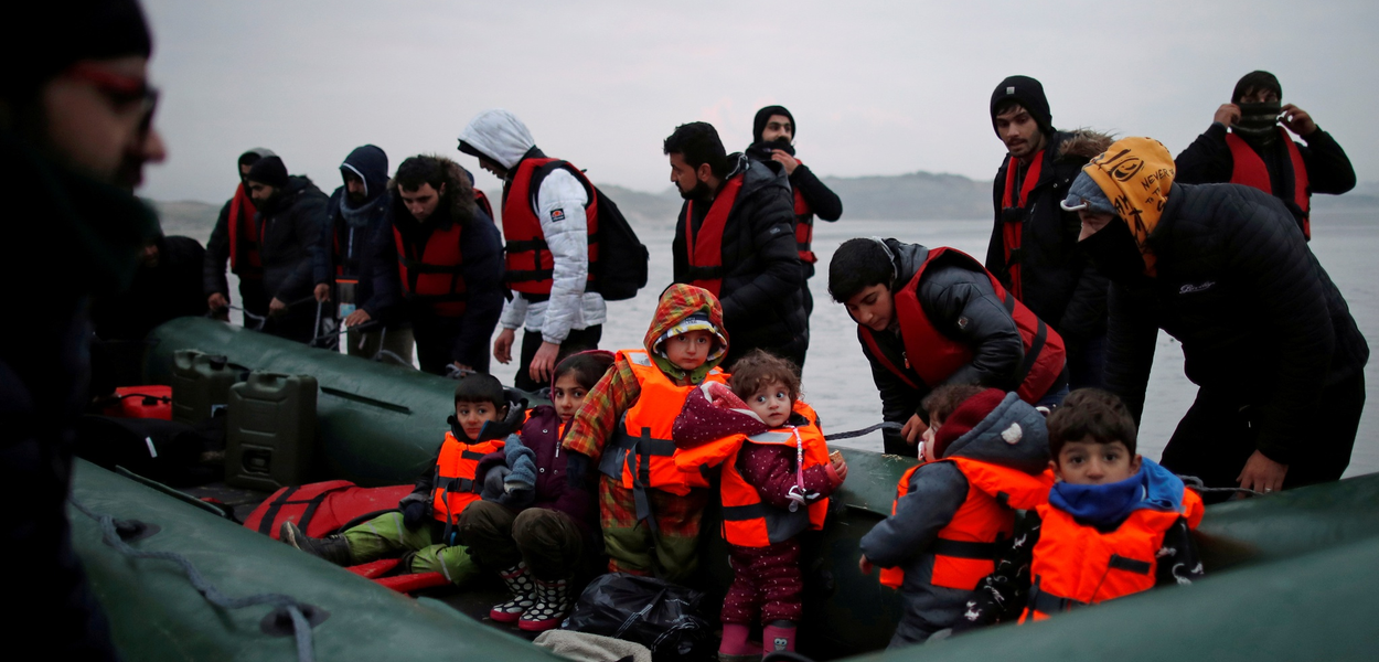 Repórteres da Reuters registaram a partida de um barco com mais de 40 pessoas a bordo, na manhã desta quarta-feira (24)