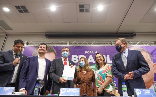General Santos Cruz se filia ao Podemos