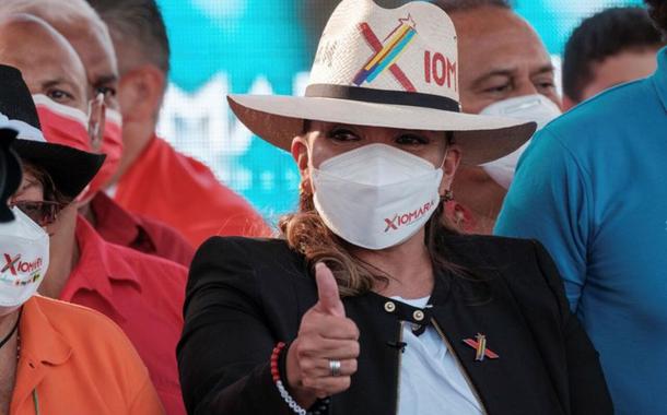 Xiomara Castro durante ato de campanha em San Pedro Sula
20/11/2021 REUTERS/Yoseph Amaya