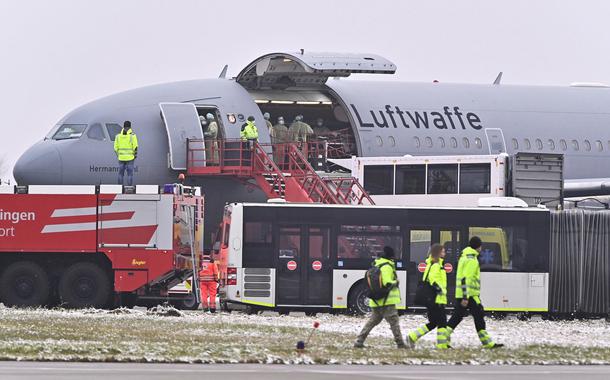 Equipe médica em aeronave da Força Aérea alemã em Memmingen, na Alemanha