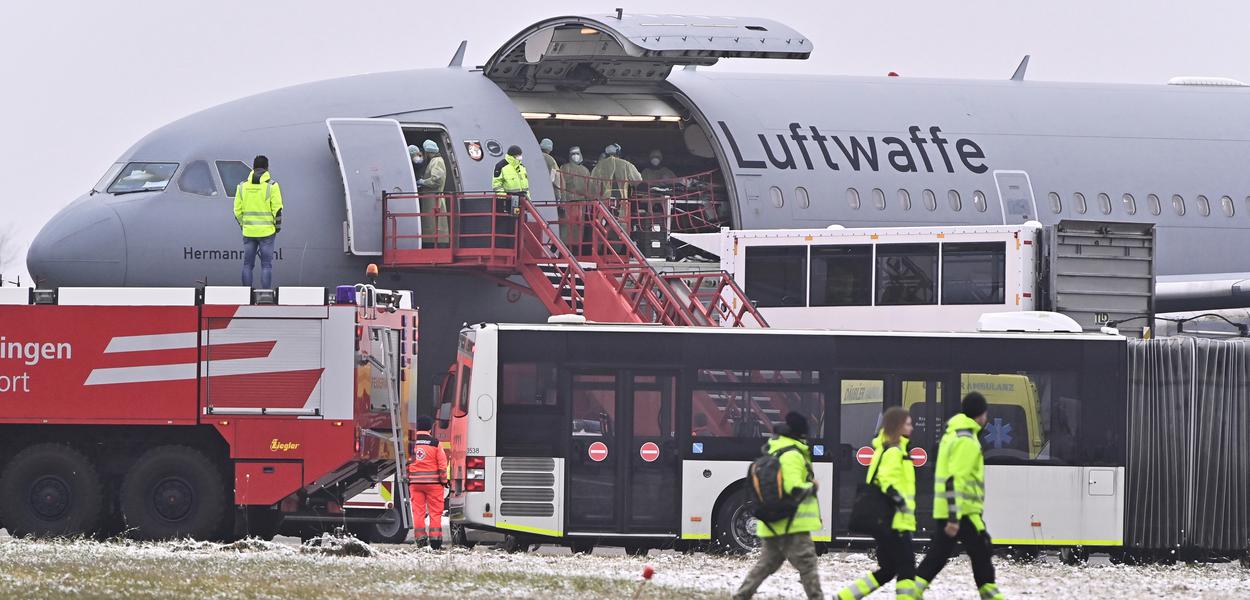 Equipe médica em aeronave da Força Aérea alemã em Memmingen, na Alemanha