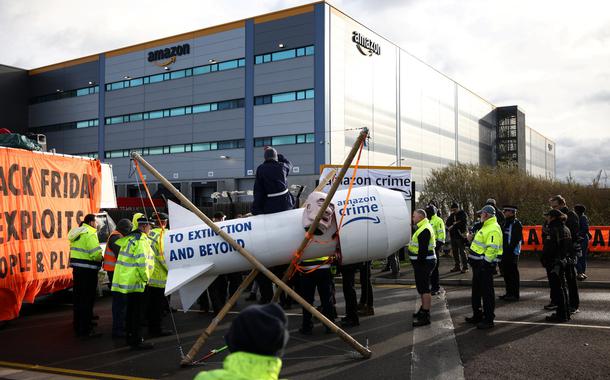 Protesto do grupo Extinction Rebellion perto de centro da Amazon, em Tilbury, Essex, Grã-Bretanha