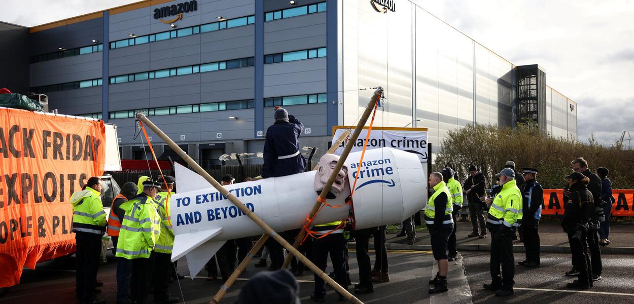 Protesto do grupo Extinction Rebellion perto de centro da Amazon, em Tilbury, Essex, Grã-Bretanha