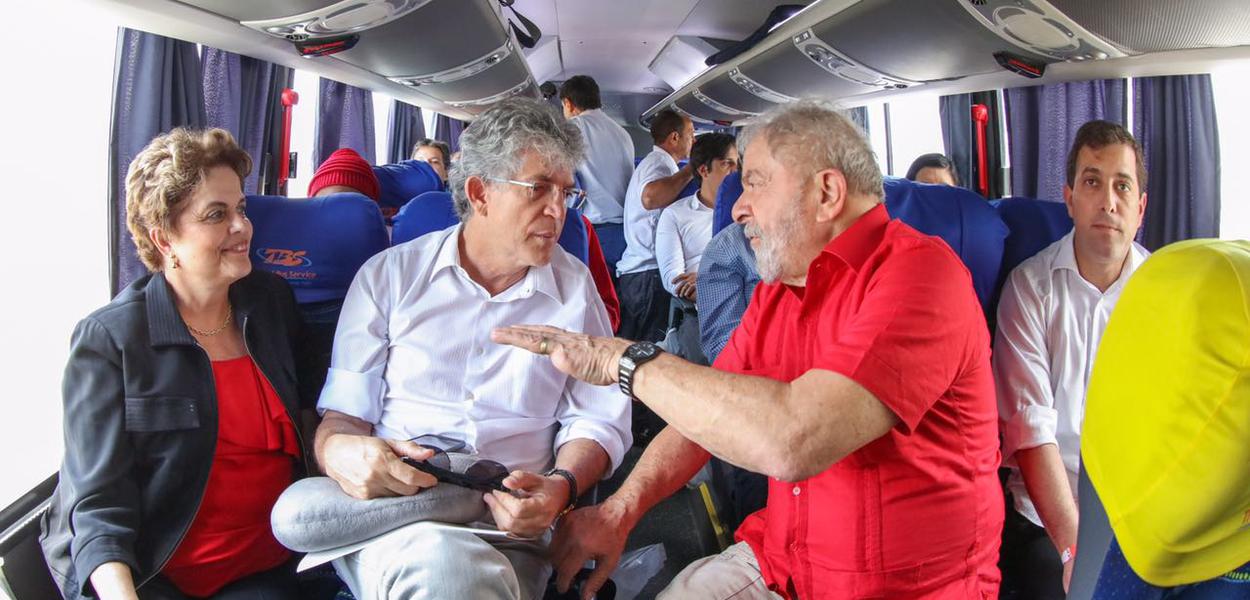 19/03/2017- Monteiro- PB, Brasil- Os ex-presidentes Lula e Dilma Rousseff viajam para Monteiro-PB ao lado do governador Ricardo Coutinho (Foto: Ricardo Stuckert / Instituo Lula) 19/03/2017- Monteiro- PB, Brasil- Os ex-presidentes Lula e Dilma Rousseff viajam para Monteiro-PB ao lado do governador Ricardo Coutinho