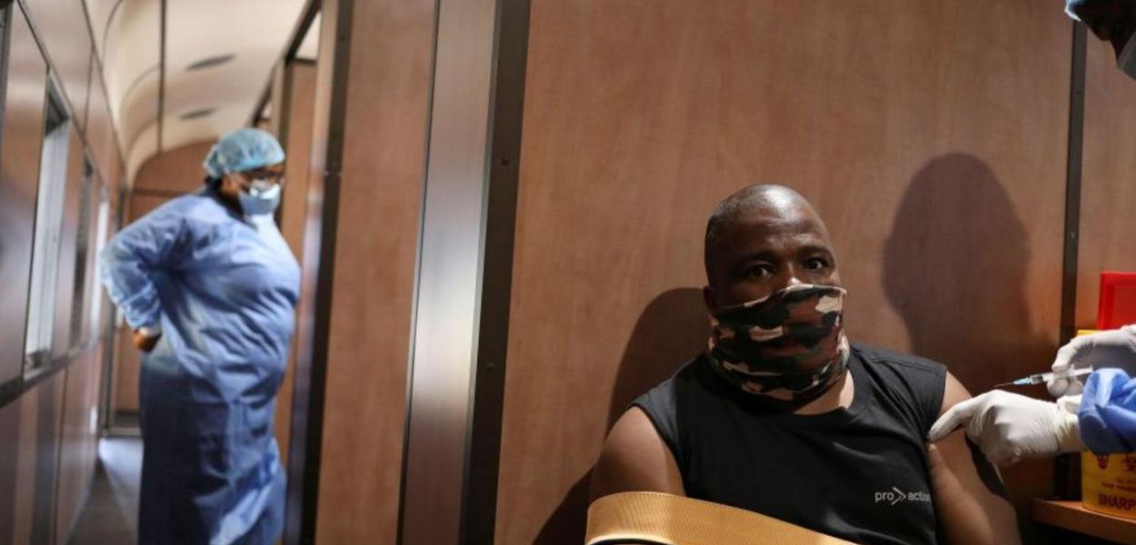 Paciente recebe vacina contra Covid-19 na África do Sul